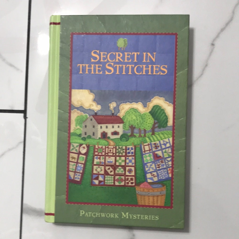 Patchwork mysteries 🌹 volume 8 secret in the stitches